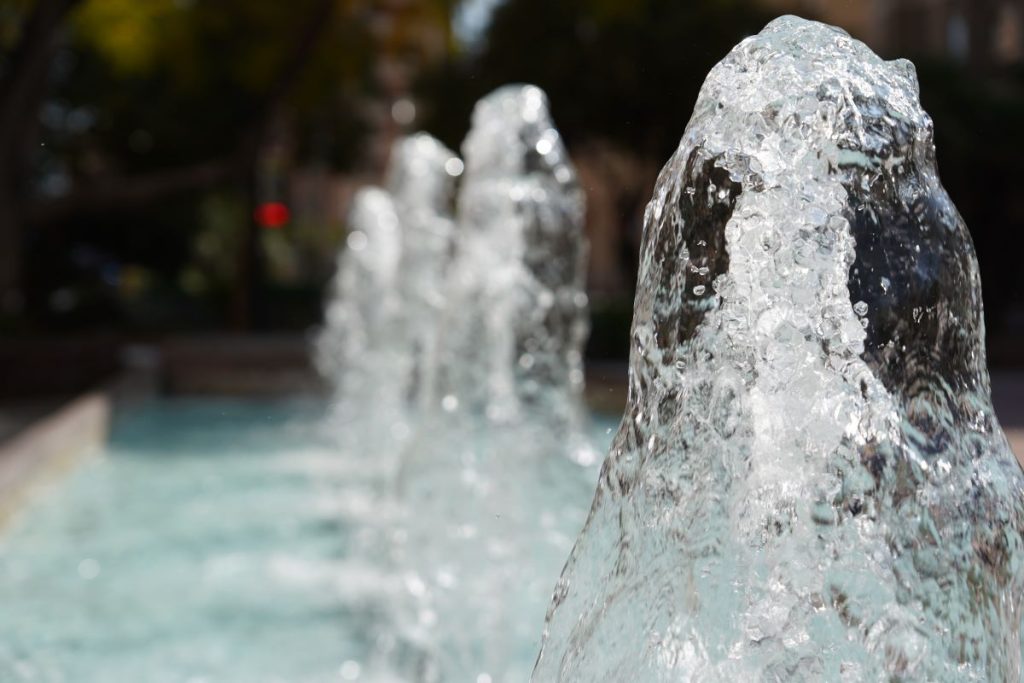Fuente de agua potable instalada con criterios sostenibles