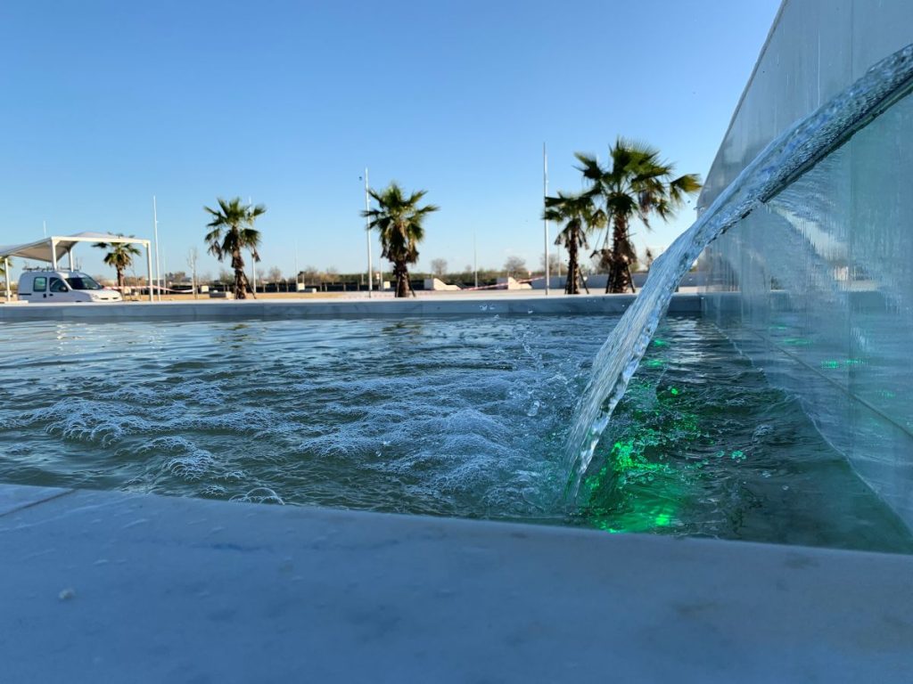 Fuente de cascada iluminada en entorno de turismo rural