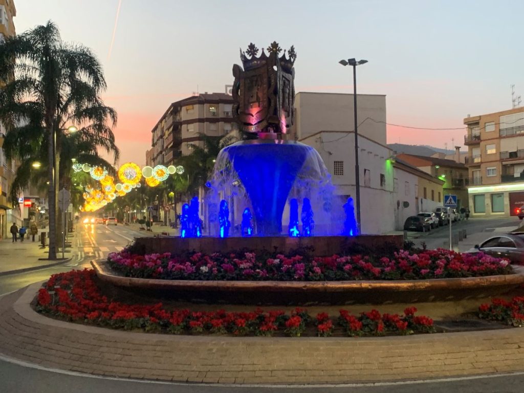 Fuente luminosa con iluminación LED en espacio público