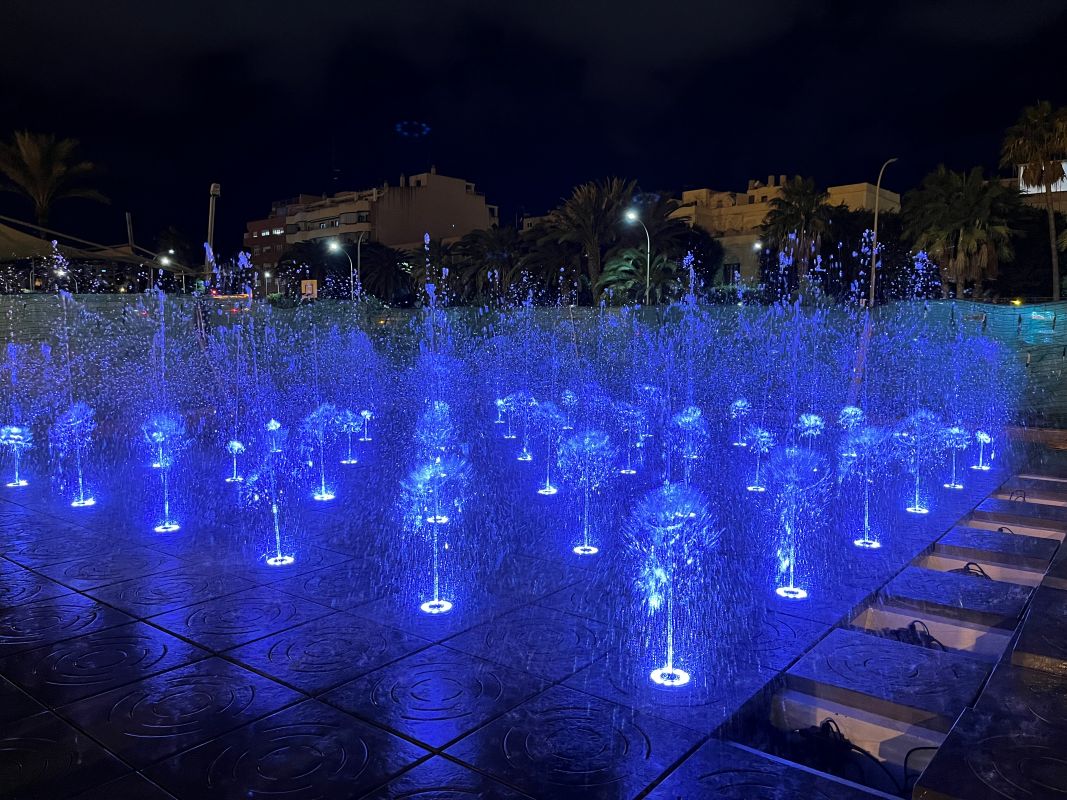 Fuente luminosa en plaza de municipio de España